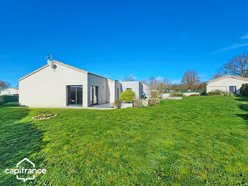 Maison de plain-pied 121 m² – 3 chambres – 3 garages (87m²) – terrain clos 1 454 m² – Boussais (79) proche Airvault
