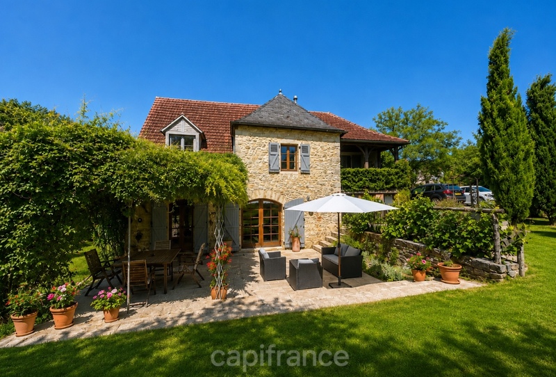 Maison de caractère en pierre, entièrement restaurée avec goût, à deux pas d'un village classé