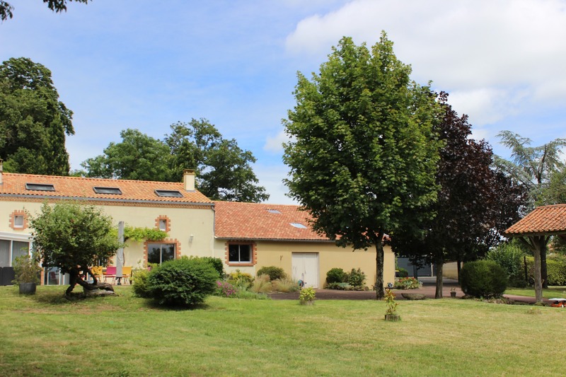 Dpt Maine et Loire (49), à vendre proche de Cholet, maison de caractère avec 6 chambres sur 3750 m² de terrain + dépendance