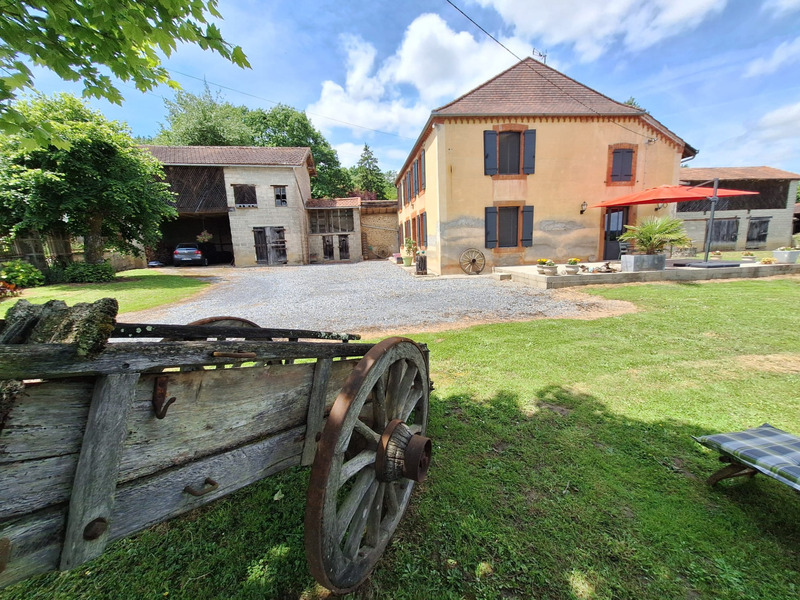 Charmante maison Gasconne 145m² Habitable avec 185m² de dépendances sur 1300m² de terrain