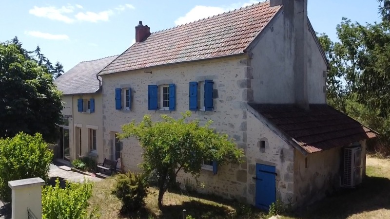 Maison à vendre 9 pièces 282 m² salon, séjour, 4 chambres, jardin, garage. 20 min Montluçon (03) 3h30 Paris