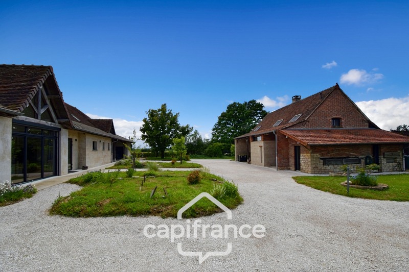 Propriété avec gîtes et chambres d’hôtes dans dépendances séparées et Maison bressane rénovée de 140 m² – Terrain 4374 m² –LOUHANS (71500)