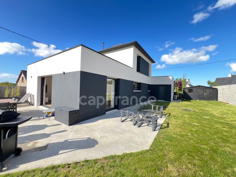 EXCLUSIVITÉ – Élégante maison contemporaine aux prestations soignées, à deux pas du bourg de Pommeret