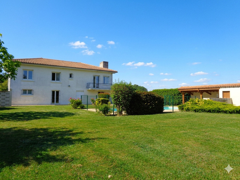 Maison à vendre  FONTCOUVERTE (17) 12 pièces 218m2 (3 logements) parcelle de 4000m2