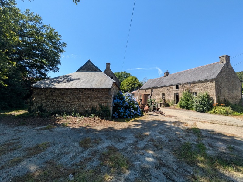LOCMALO CORPS DE FERME COMPOSE 2 GRANDES LONGÈRES EN PIERRE DE 105m² ENVIRON ET 130 M² ENVIRON DEUX HANGARS DE 530M³ ET 3500M² ET DÉPENDANCES PARCELLE DE 9000m² ENVIRON