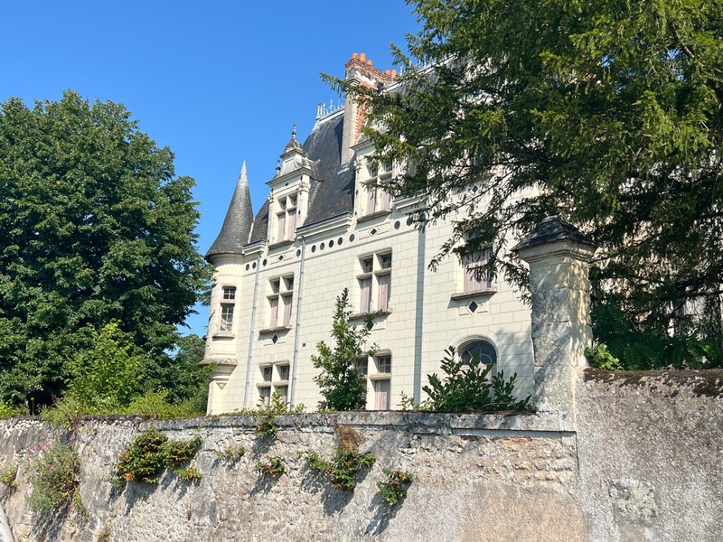 Sublime château édifié au XVI°et remanié au XIX° surblomblant la vallée de la Loire entre Amboise et Tours