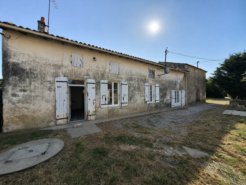 Maison charentaise à rénover avec nombreuses dépendances – Archingeay 17380