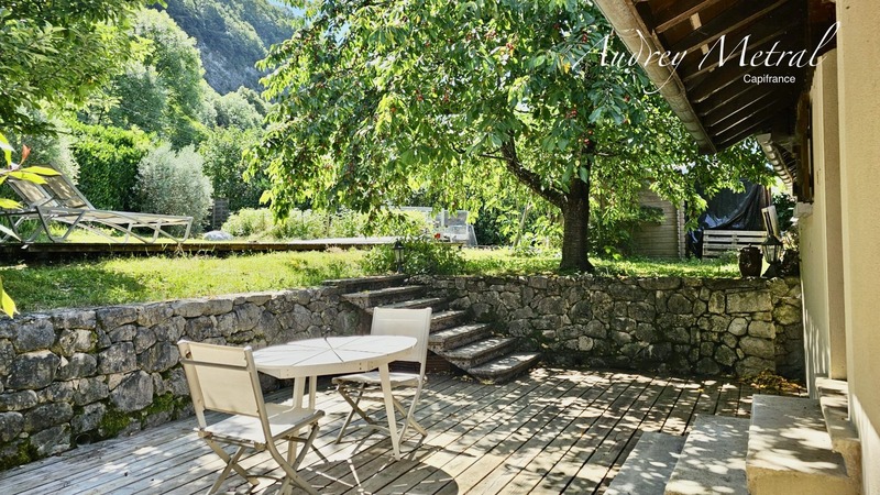 Maison en pierre avec piscine + terrain à vendre à SERRIERES EN CHAUTAGNE (73), 50 min de Genève et d'Annecy, 35 min d'Aix-les-Bains et 10 min du lac du Bourget