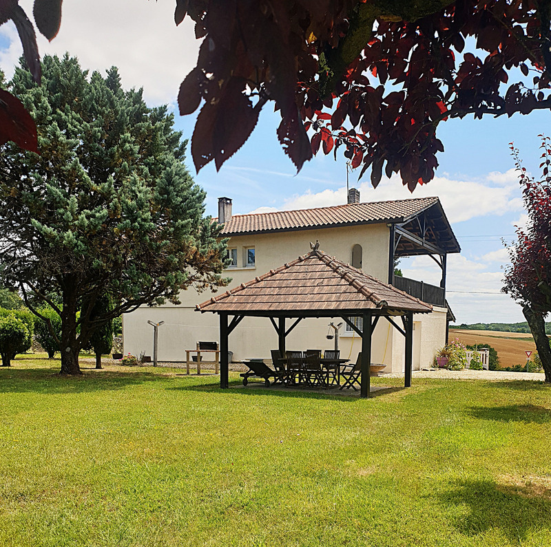Maison 146 m² à vendre 6 pièces CHALAIS (16) 4/5 chambres, 2 garages 3 560 m² de terrain !!!