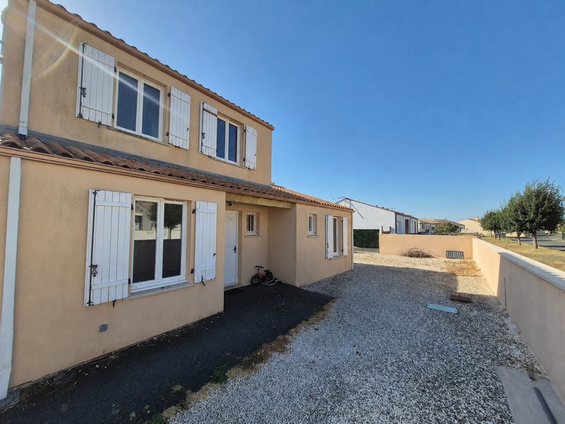 Maison familiale 5 pièces avec jardin clos – Lussant 17430