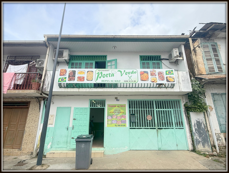 A VENDRE A CAYENNE UN IMMEUBLE DE RAPPORT DE 167m² - 1 LOCAL DE 98m² - 1 APPARTEMENT T3 DE 51m² - 1 STUDIO DE 18m² - AU PRIX DE 306 000 €