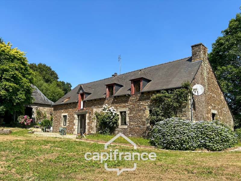 PROPRIÉTÉ DE CARACTÈRE SUR PLUS DE 9 HECTARES – MAISON EN PIERRE DE 235 M², APPARTEMENT INDÉPENDANT, DÉPENDANCE EN PIERRE, PRAIRIES, BOIS ET TROIS ÉTANGS – PROCHE LOUDÉAC