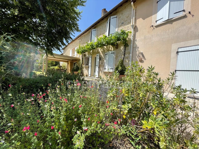 Dpt Dordogne (24), à vendre  maison P8 de 292,68 m² - Terrain de 1 777,00 m²