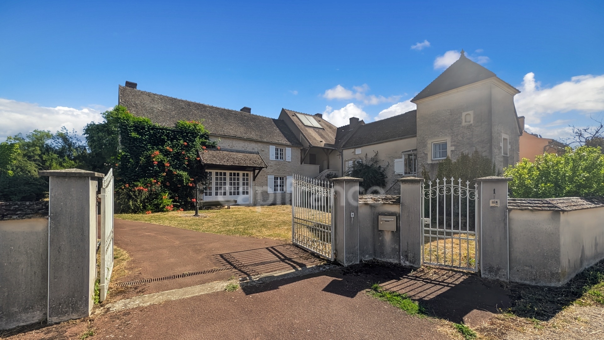 A vendre Magnifique Demeure Bourguignonne de 11 pièces FONTAINES (71) 7 chambres garage atelier 6000 m² de terrain !