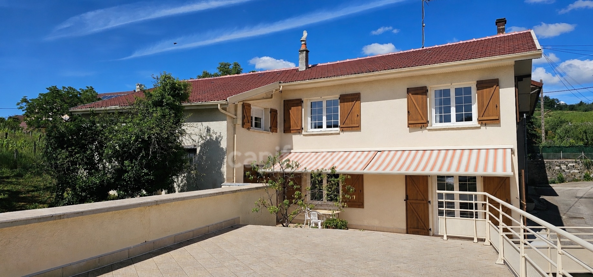 Maison lumineuse avec terrasse, jardin et garages - Arbois (39600)