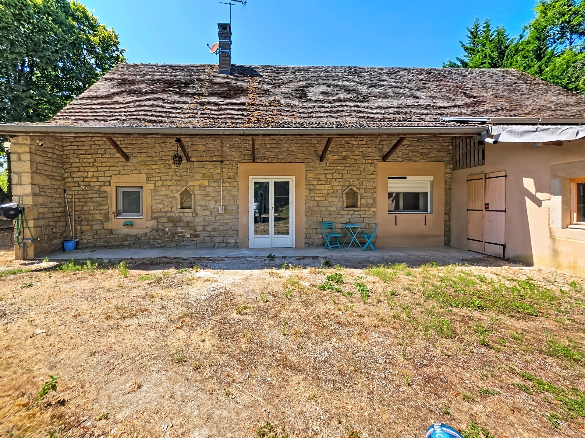Maison en pierre rénovée avec dépendances – Terrain de 2 200 m²