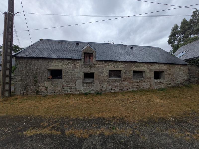 PLOUAY EN CAMPAGNE BÂTIMENT EN PIERRE SOUS ARDOISE ET BAC ACIER DE 75M² PARCELLE DE 380M²