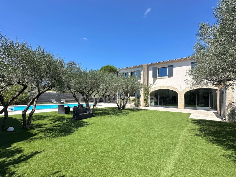 À SAINT MAXIMIN (30) Splendide propriété de 280 m², à 5 min d’Uzès proche de toutes commodités, sur un terrain clos et arboré d’environ 1 600 m² !