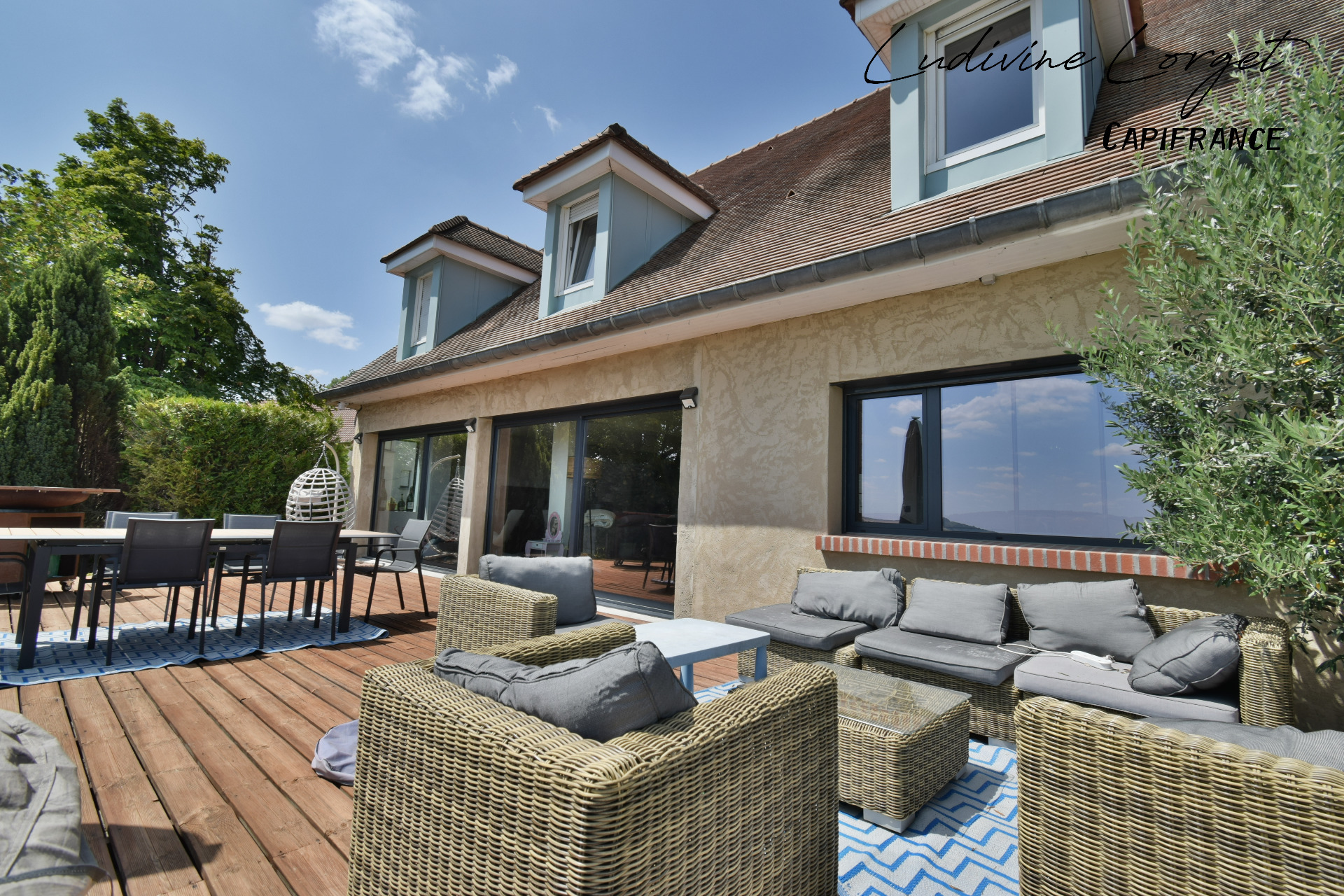 Proche Nogent-L’Artaud (8min) Chezy-Sur-Marne (6min) Maison traditionnelle de 200 m² - Vue panoramique – 5 chambres- Grande pièce de vie -Piscine -Terrasse 100m2- Sous-sol total -terrain 1384m2 DPE C