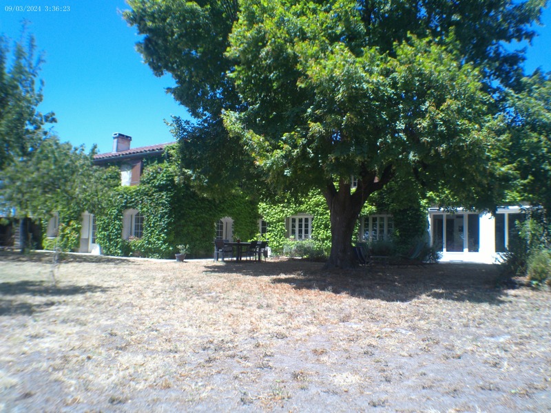 CHATEAUBERNARD A Vendre Maison 8 Pièces avec Studio 2 Pièces