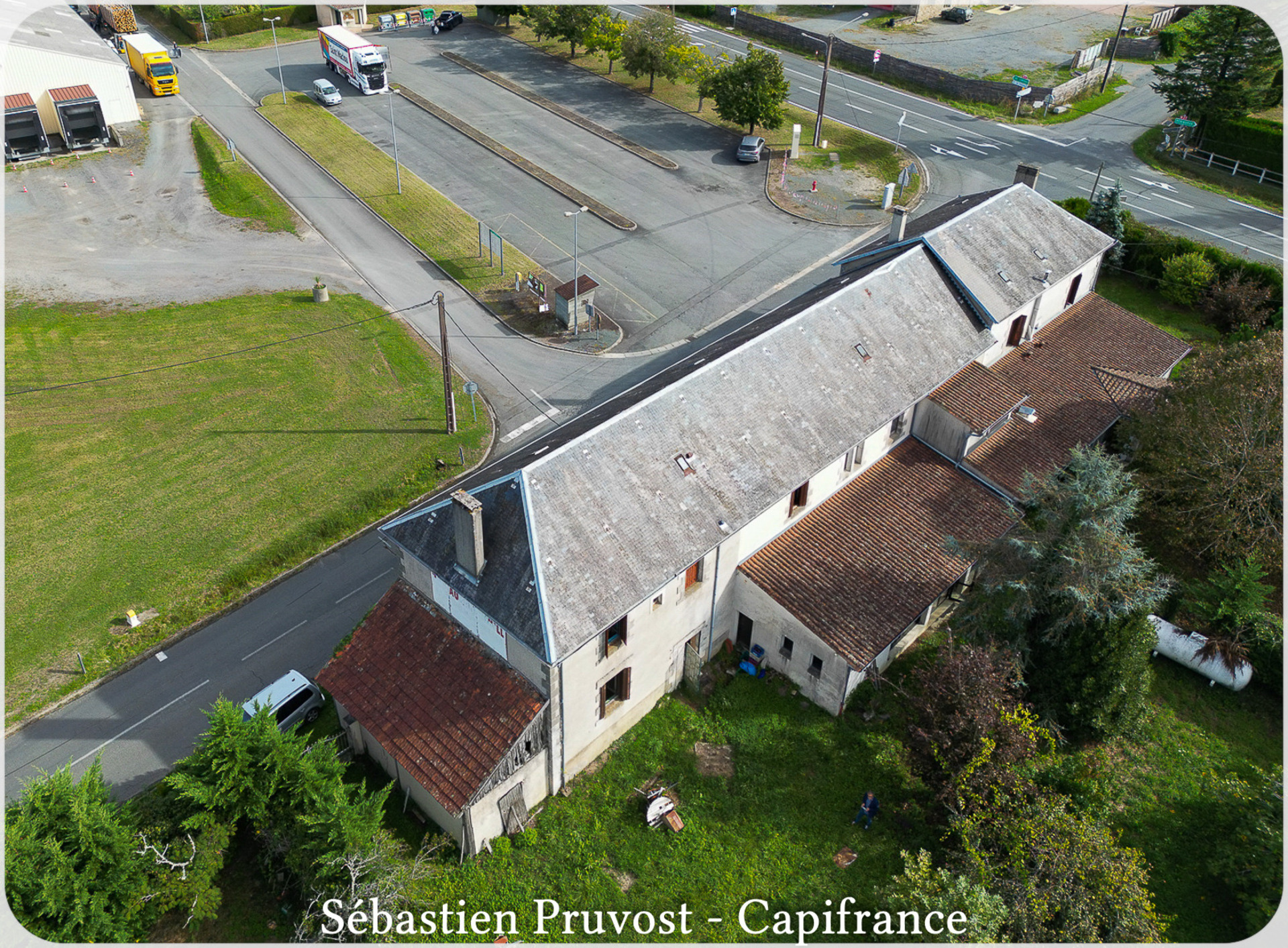Dpt Dordogne (24), à vendre proche Thiviers Ensemble immobilier P22 de 642 m²- 12 chambres - Terrain de 2 717,00 m² - Salle de 160m2