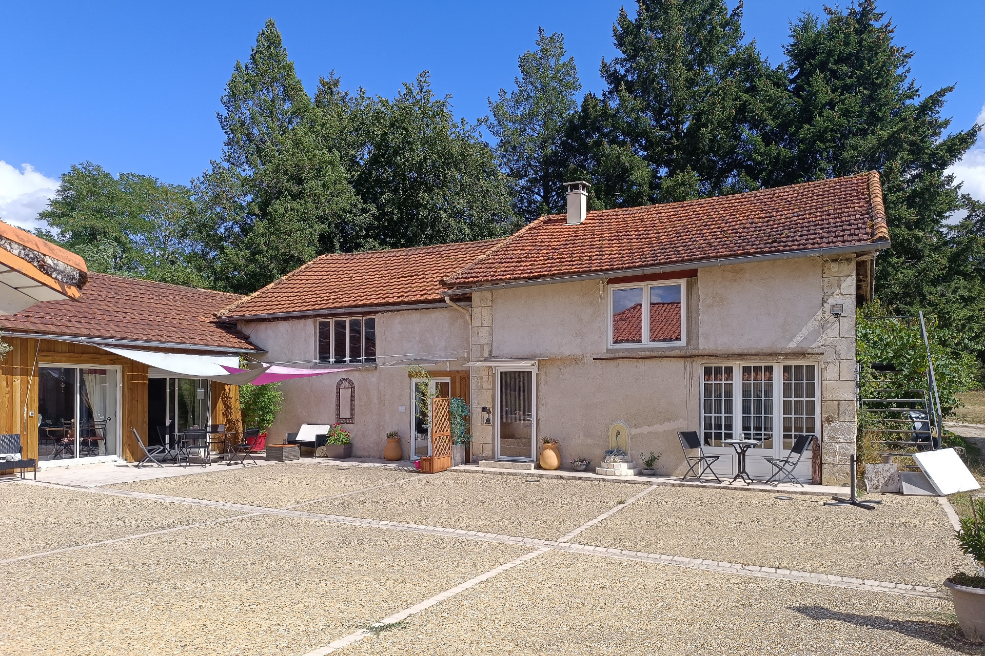 Propriété de trois maisons au calme