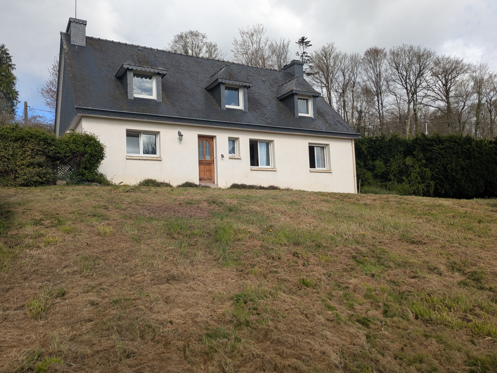 Kernascleden propriété composée d'une maison à usage d'habitation de 6 pièces 178 m² envion un hangar de 161m² envion, une ancienne lapinière de 700m² envion le tout sur une parcelle de 3.2 Hectares