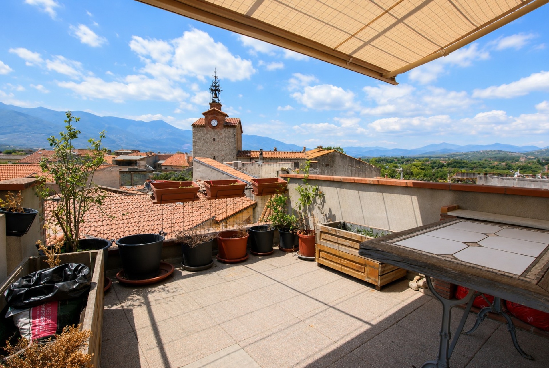 Maison de caractère avec garage, terrasse panoramique et appartement T2 à fort rendement – Saint-Jean-Pla-de-Corts (66490)
