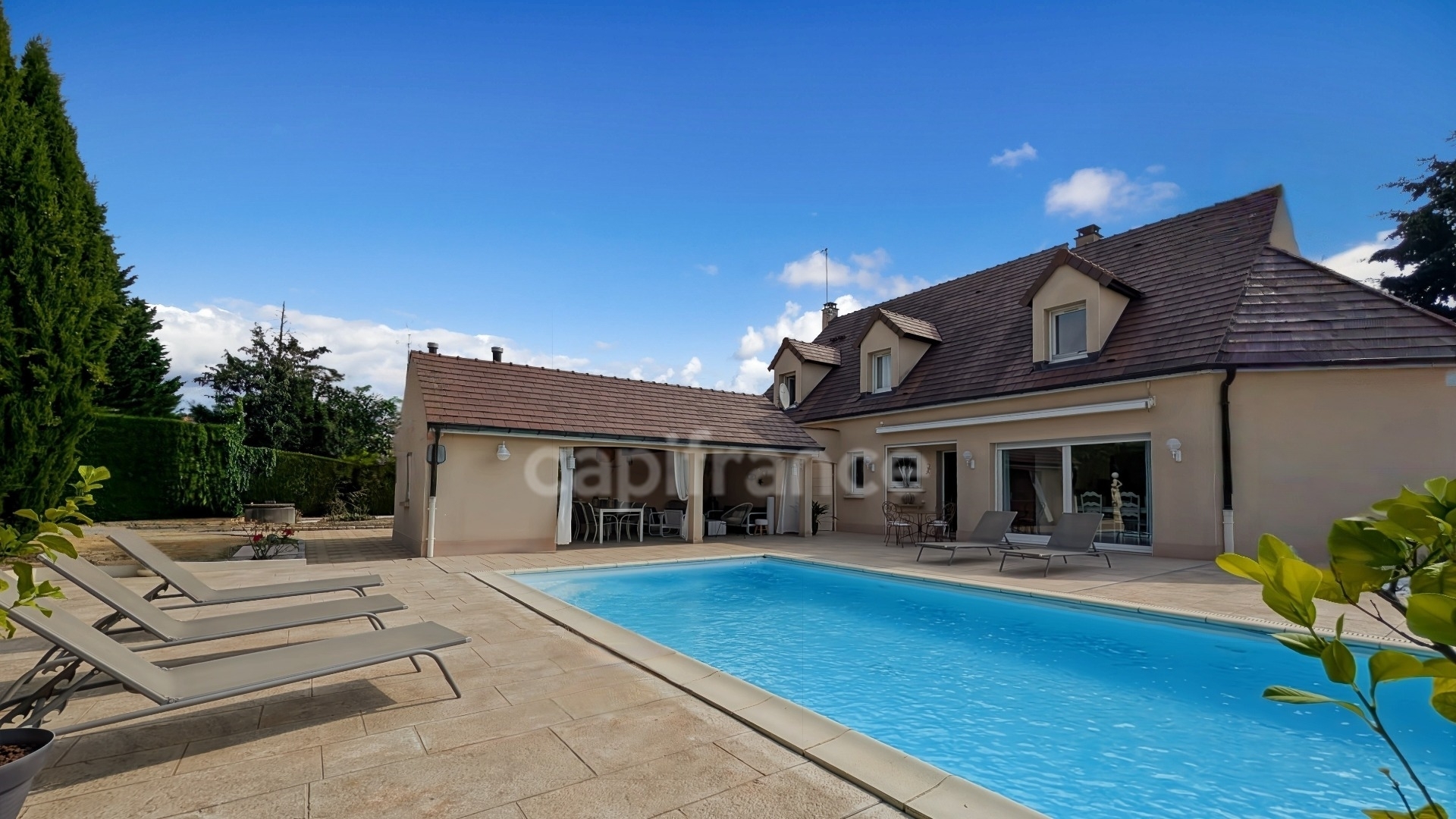 À 5 minutes de Chalon-sur-Saône (71) ​Superbe Villa de 200 m² double garage et dépendance Parc de 1 800 m² Piscine & Pool House !