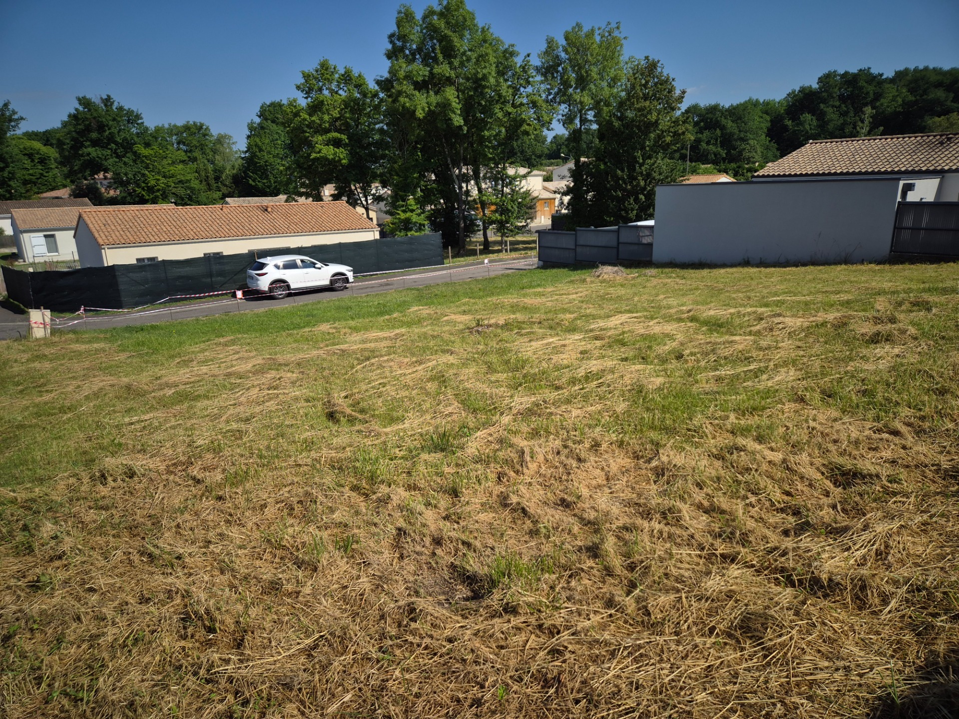Terrain constructible dans petit lotissement, emplacement qualitatif avec vue sur bosquet