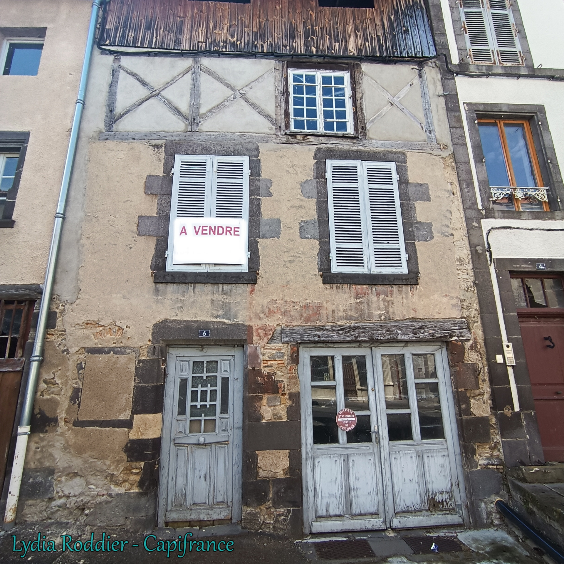 Maison à colombage - 240 m2 à rénover sur 5 niveaux à Maringues-63350