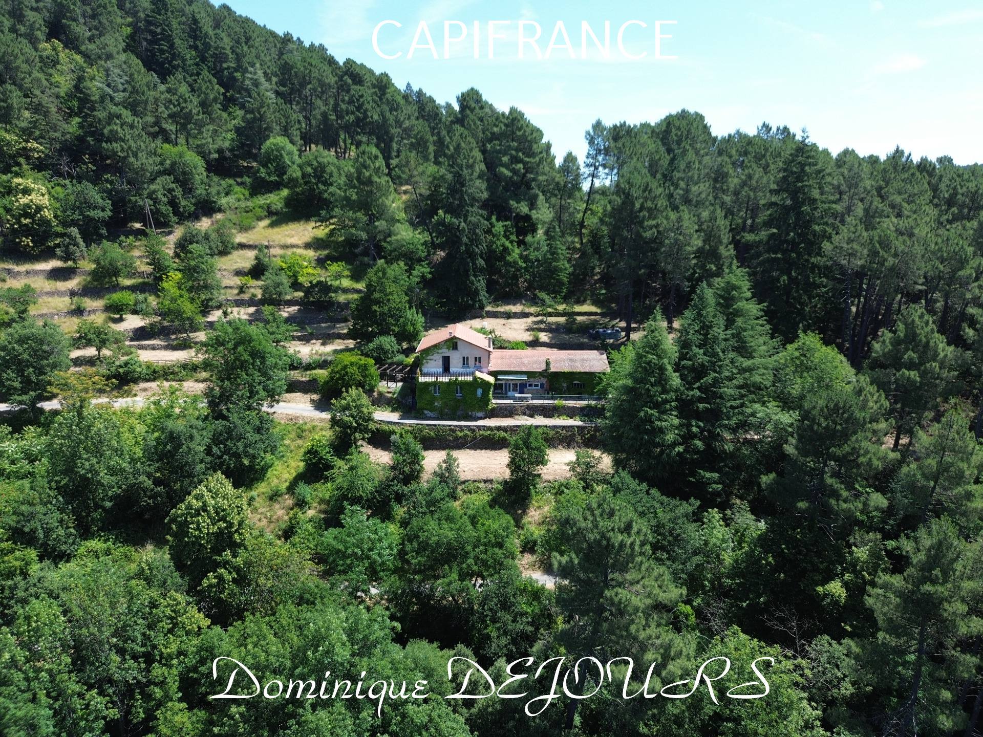 Nichée au cœur de la nature, sans vis-à-vis et avec une vue remarquable, grande maison de 7 (voir 8) chambres et de belles terrasses, offre un cadre de vie paisible et ressourçant