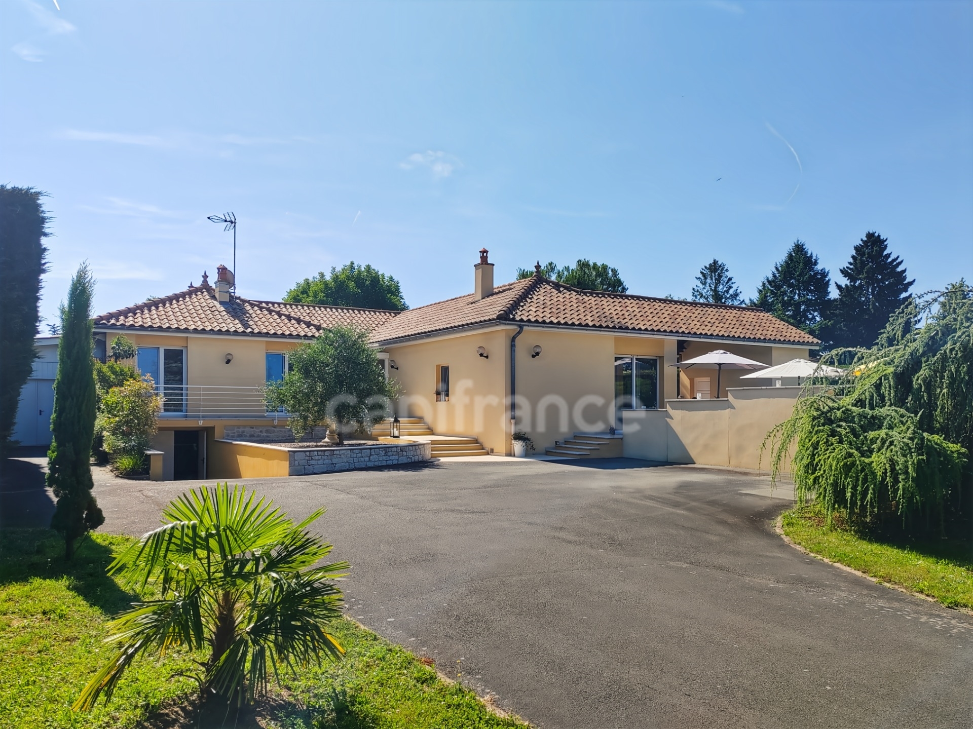 Secteur Bourgogne du Sud 2 km entrée/sortie autoroute A6 Maison à vendre de 180 m² - 6 pièces - terrain de 2 481 m² piscine !