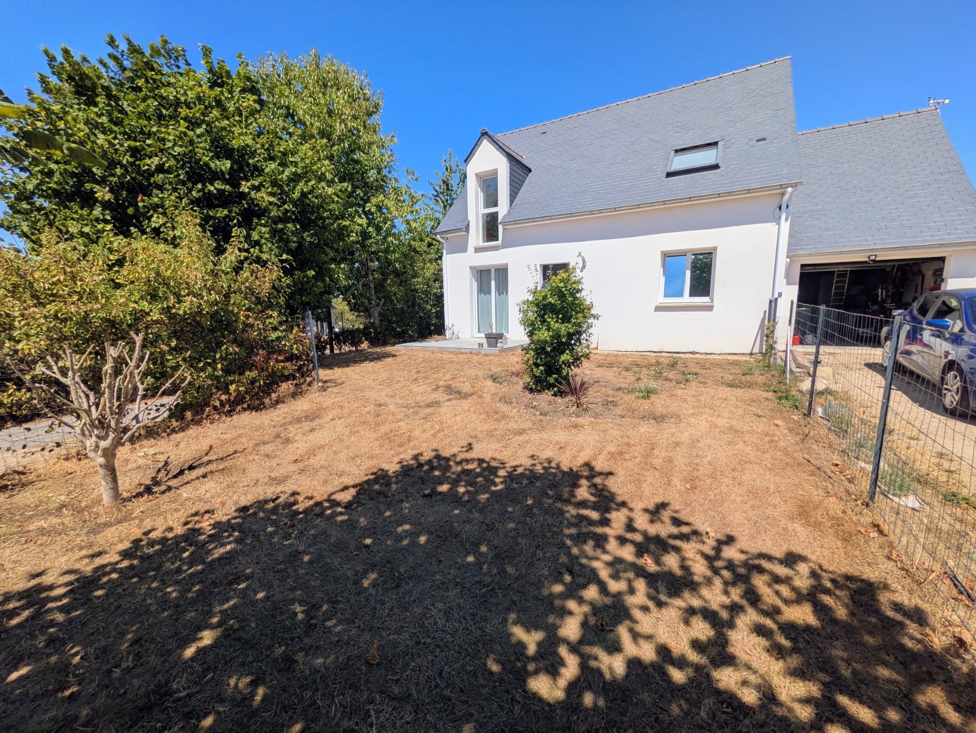 GUERN MAISON RÉCENTE DE 101M² ENVIRON 4 PIÈCES AVEC VIE DE PLAIN PIED GARAGE PARCELLE CLÔTURÉE DE 569M²