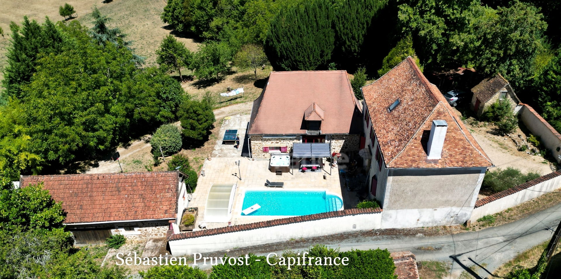 Dpt Dordogne (24), à vendre 11 pièces proche Thiviers (24) propriété de 325 m², terrain 22200 m², dépendance, piscine