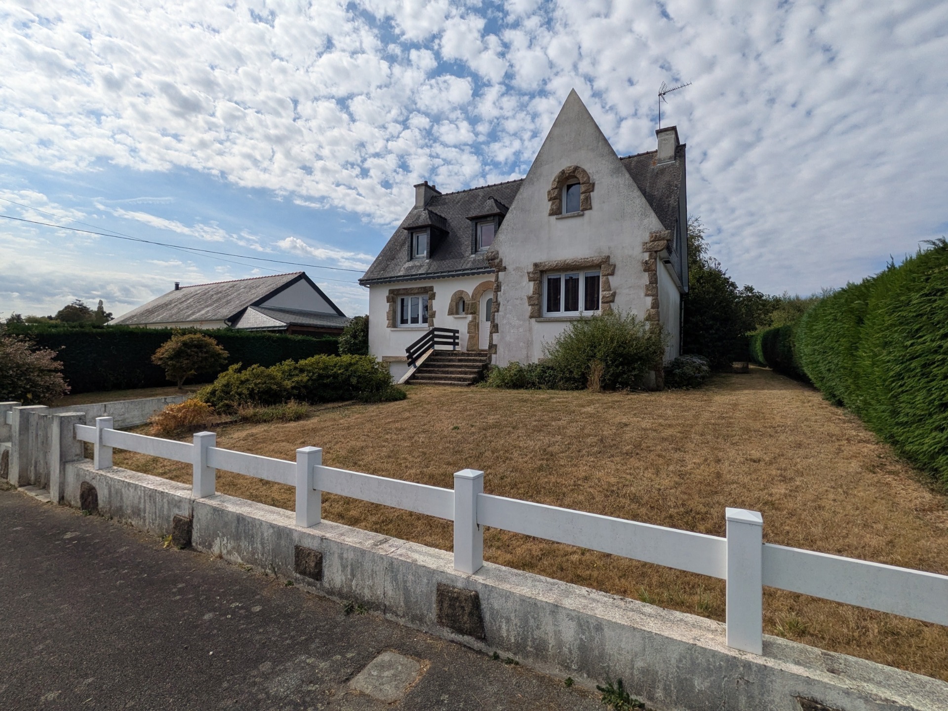 PLOËRDUT NÉO BRETONNE DE 123 M² ENVIRON 5 PIÈCES AVEC VIE DE PLAIN PIED PARCELLE CLÔTURÉE DE 803m²