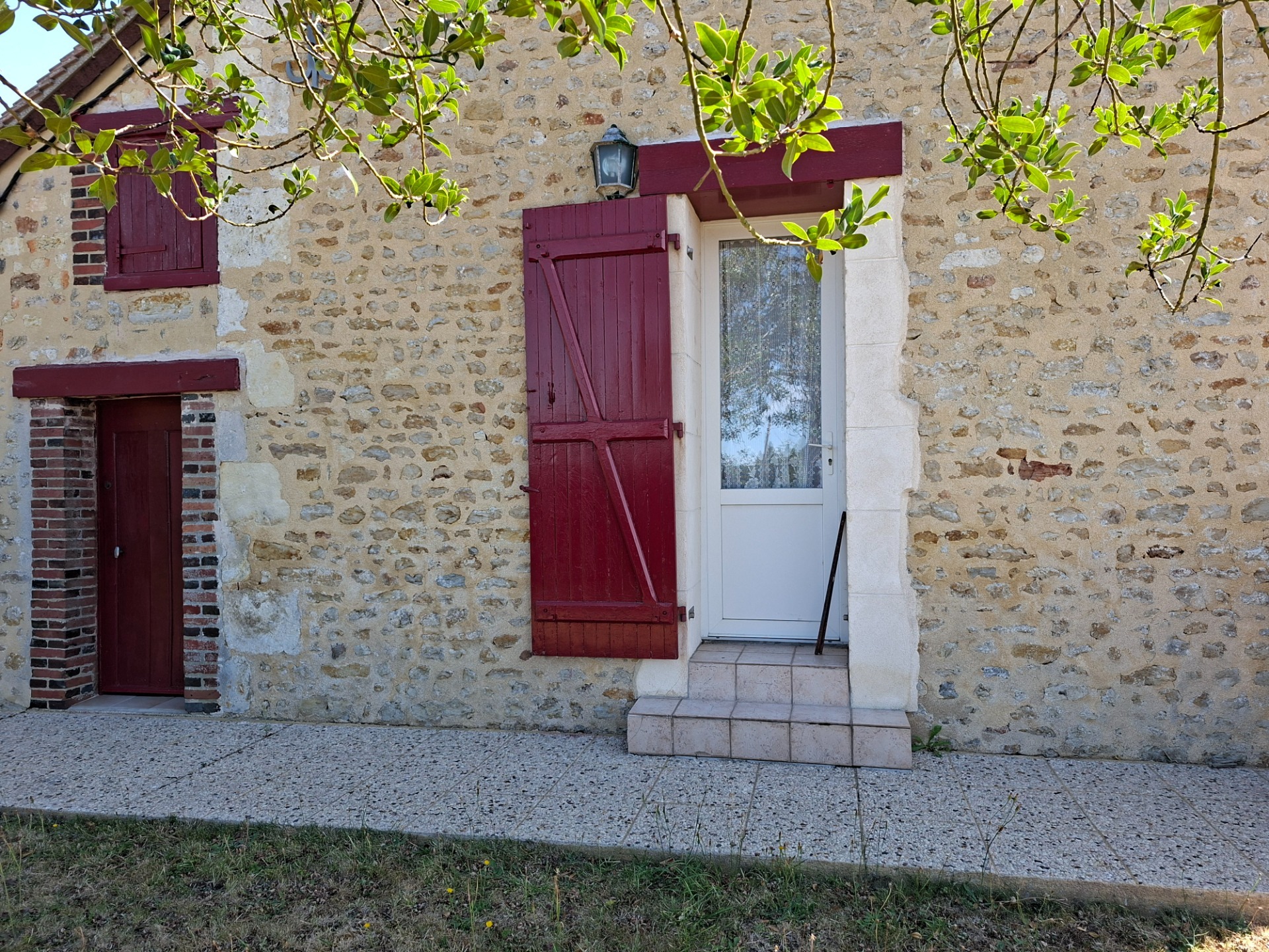 Jolie longère authentique + 170 m2 , sans aucun vis à vis au bord du Perche, entre campagne et forets, avec dépendance, buchet et cellier, jardin arboré