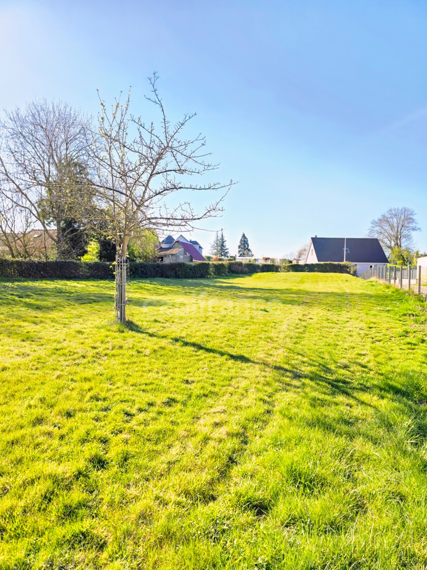 À VENDRE TERRAIN CONSTRUCTIBLE de 2 262 m² dans un environnement calme et verdoyant à GUERVILLE (76)