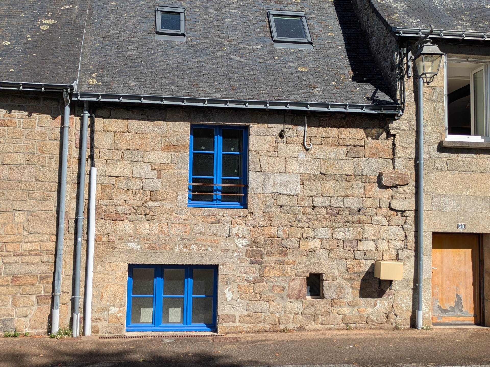 GUEMENE SUR SCORFF MAISON ATYPIQUE EN BON ETAT GENERAL DE 2 PIECES AVEC CAVE UNE DÉPENDANCE ET UN JARDINET