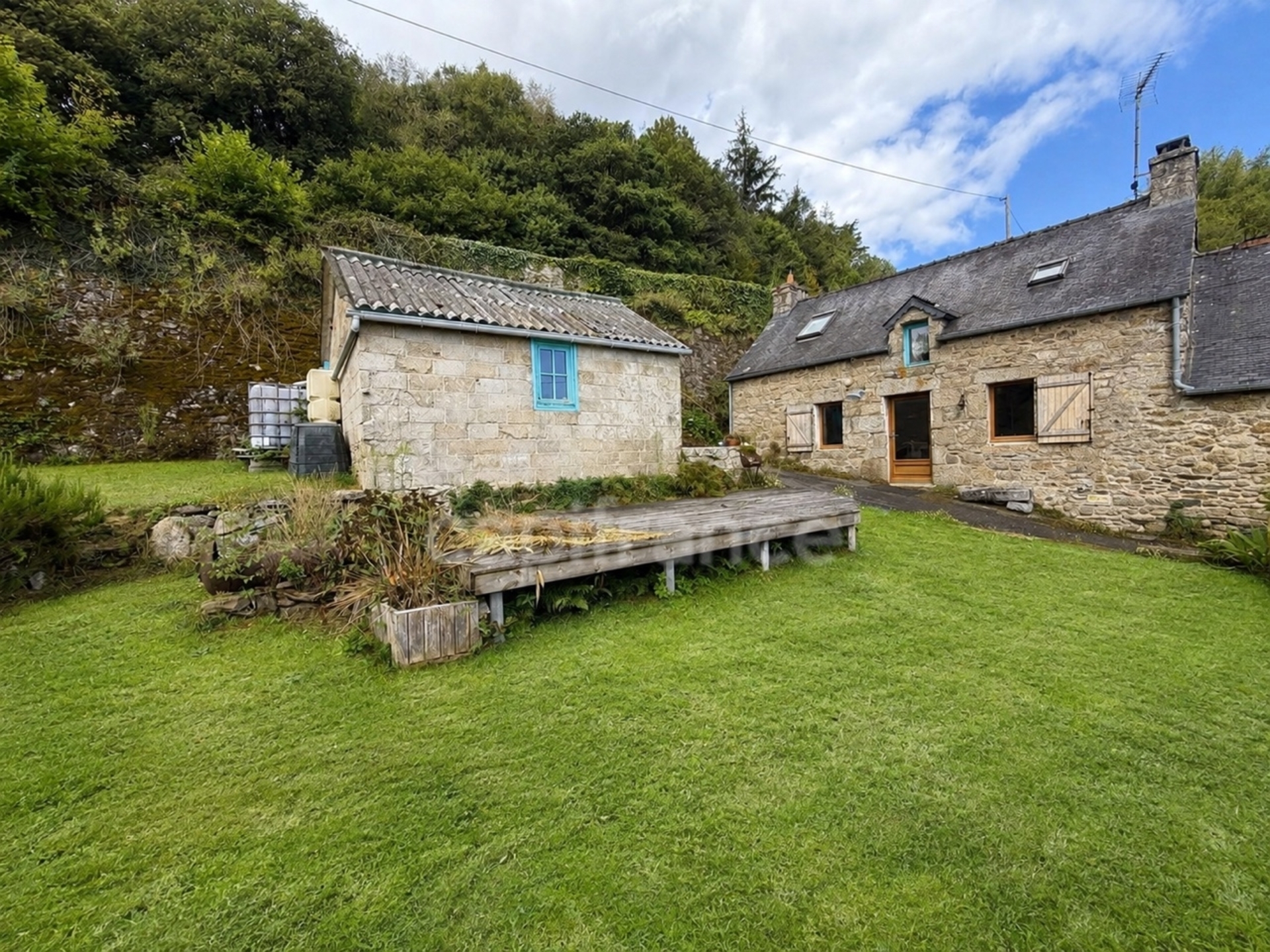EXCLUSIVITÉ - Deux maisons à vendre avec jardin et dépendances (22)