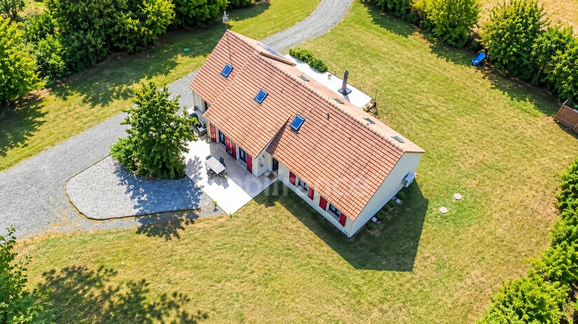 Un véritable espace de vie familial à Lombron : 210 m² et près de 3 000 m² de terrain