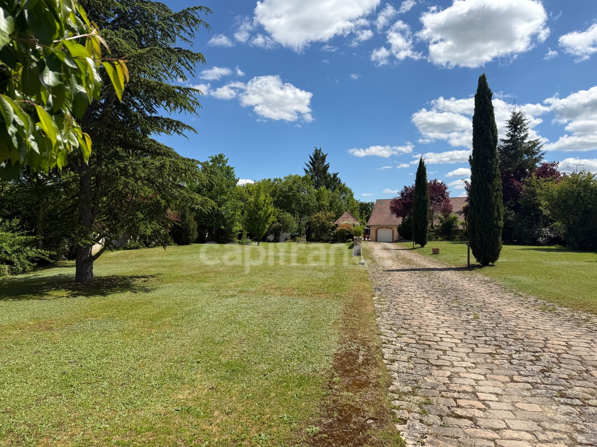 Maison à vendre CHAMPS SUR YONNE (89) Magnifique propriété de 272 m² 6 Chambres Piscine Terrain de 4800 m2