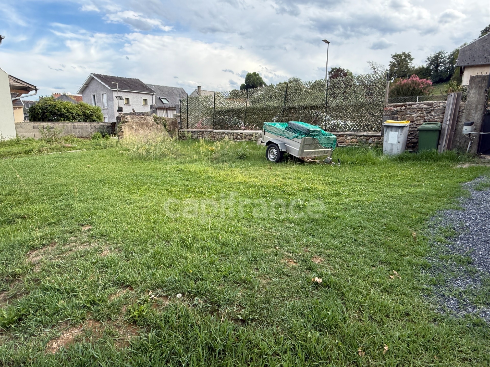 Maison de village avec garage et jardin