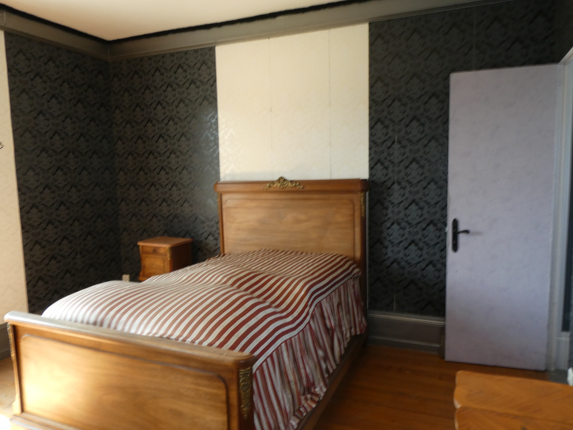 LE THILLOT (88)Maison bourgeoise de caractère à rénover de 280 m²sur trois niveaux, terrain 1000 m²+ garage