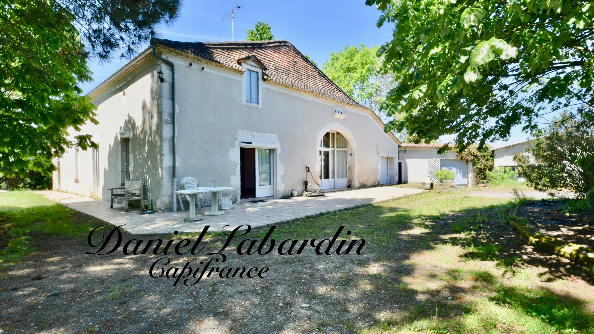 DEMEURE EN PIERRE - SECHOIR - DEPENDANCES - 4 chambres