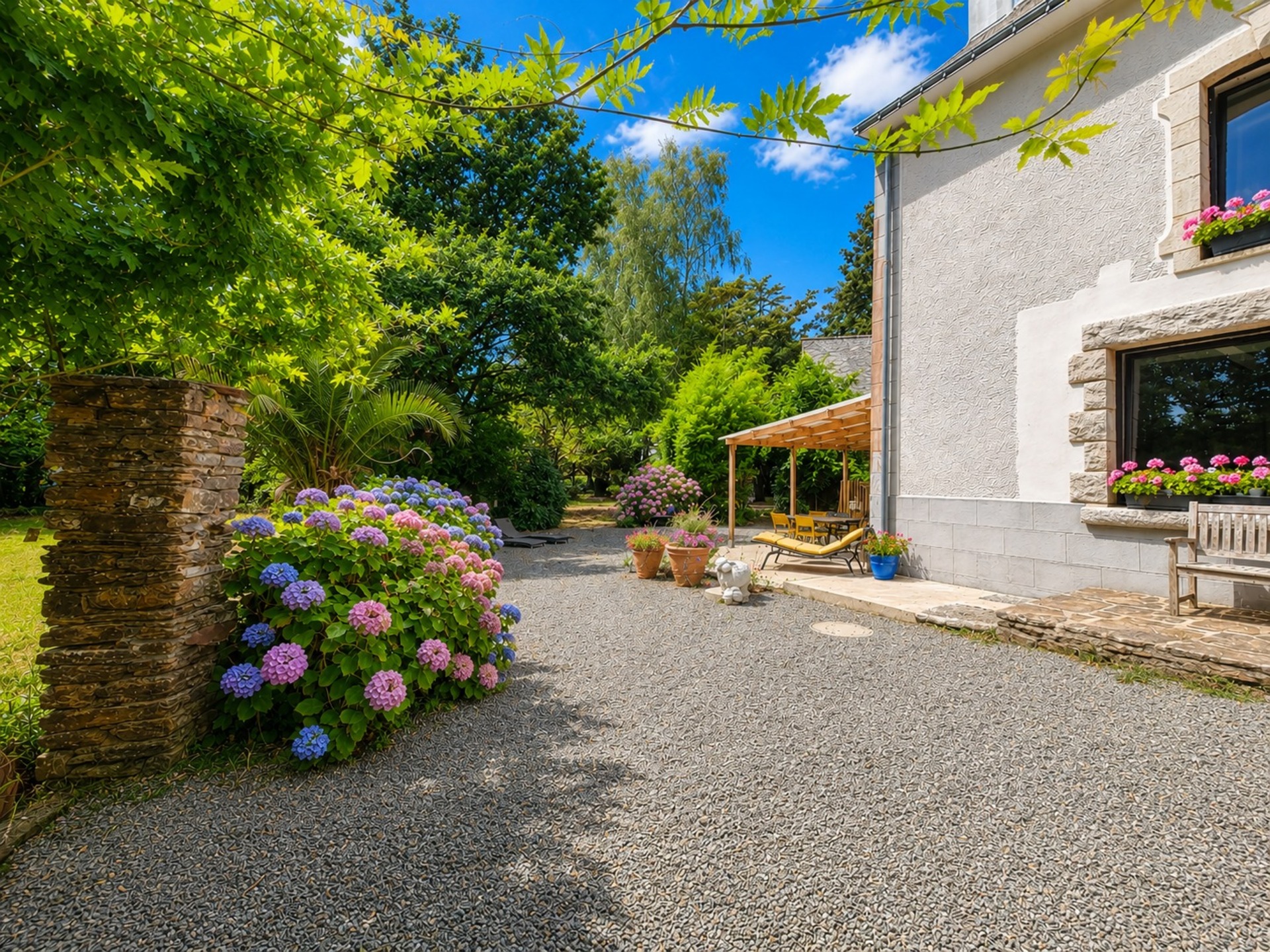 LE TREVOUX - Propriété en pierre avec maison principale, gîte indépendant et dépendances sur près d’un hectare