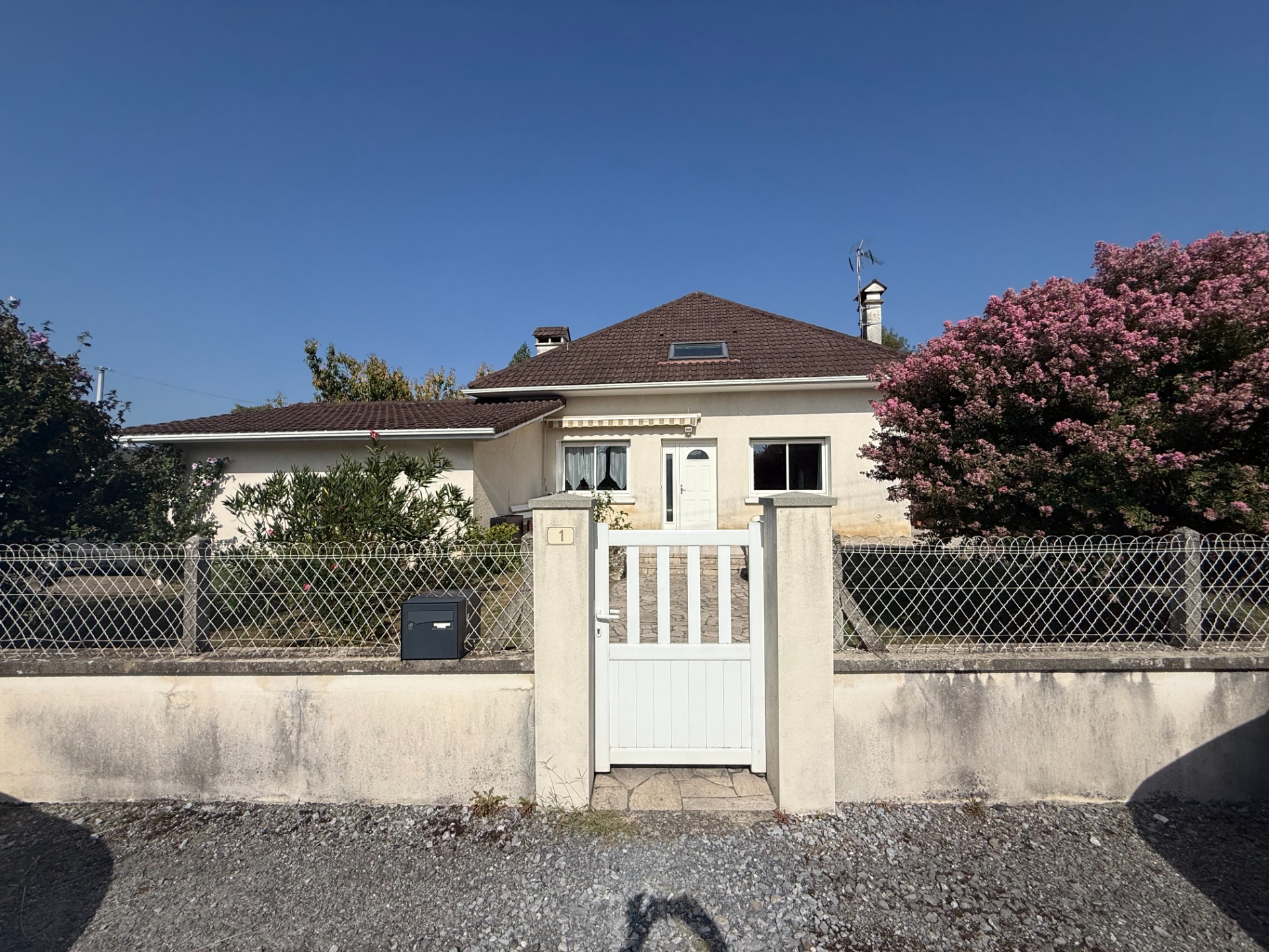 Villa sur 2 niveaux et terrain clos