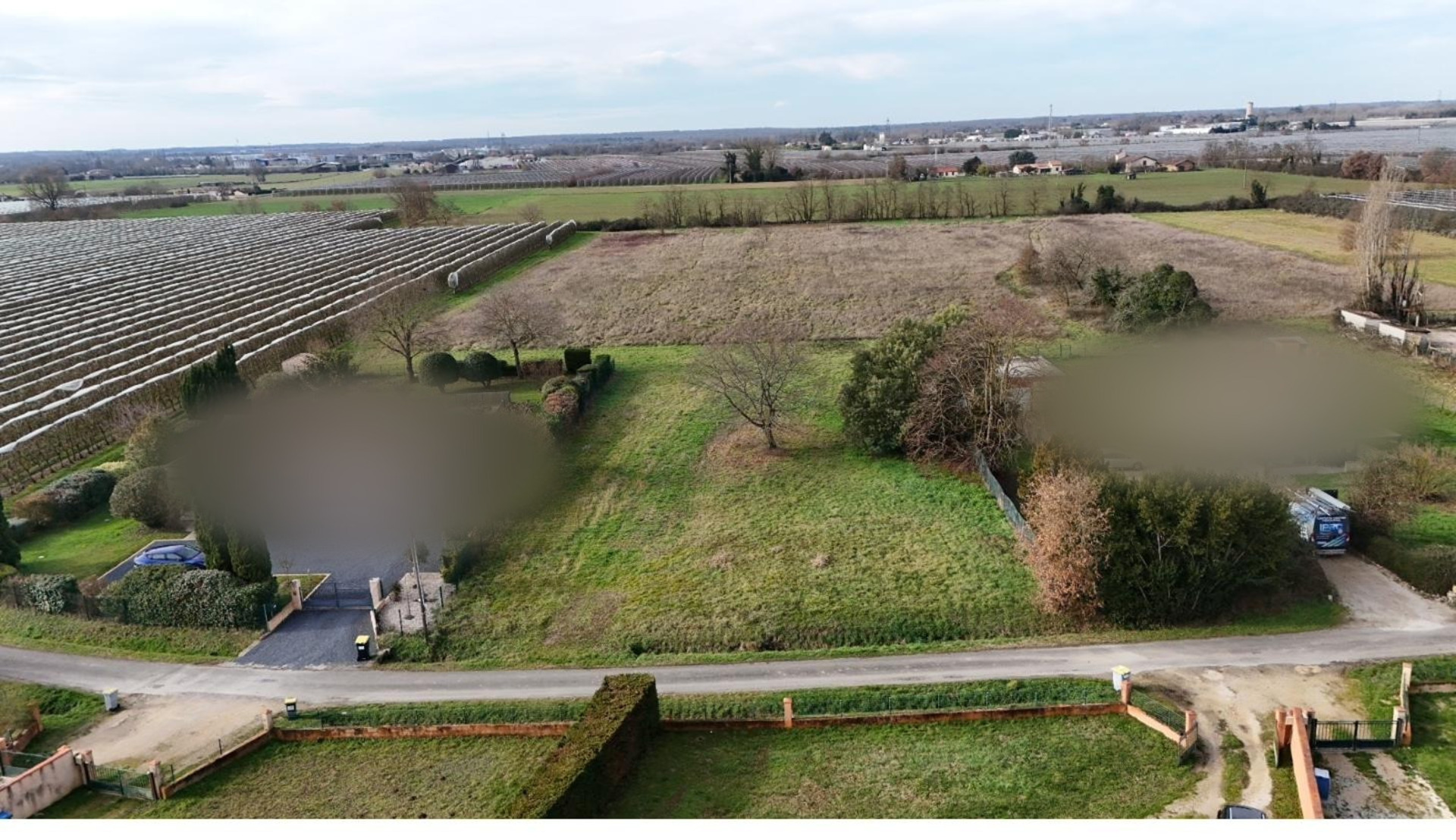 Un terrain à bâtir de 1 994 m², au calme d'un hameau, à deux pas de tout