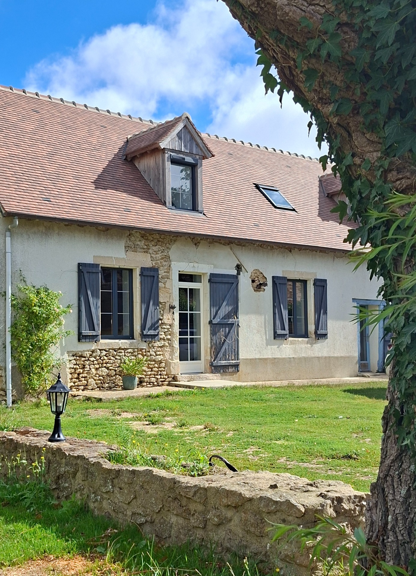 Ensemble longère rénovée et ses dépendances, fond impasse, au calme, entre Mamers et Beaumont s/SArthe, 30km Le Mans