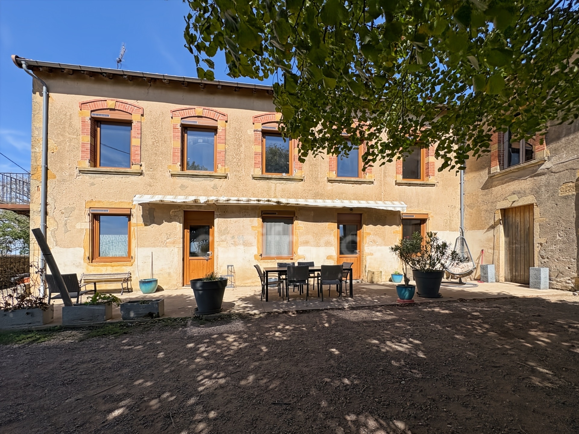 MAISON DE CAMPAGNE, AVEC GRANGE, SUR TERRAIN CONSTRUCTIBLE DE 5571M2